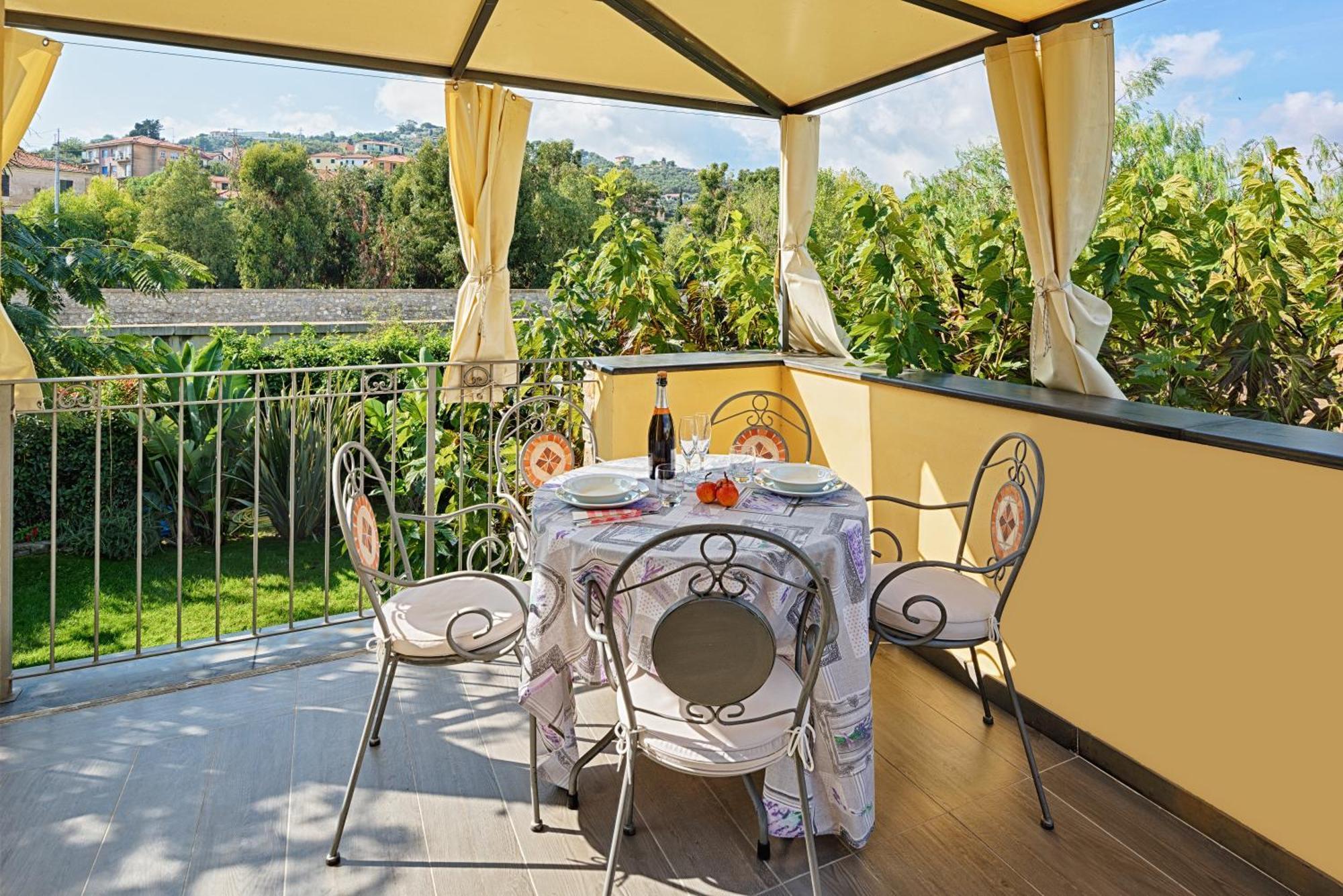 Casa Vacanze Nel Giardino Di Renzo Imperia Exterior foto