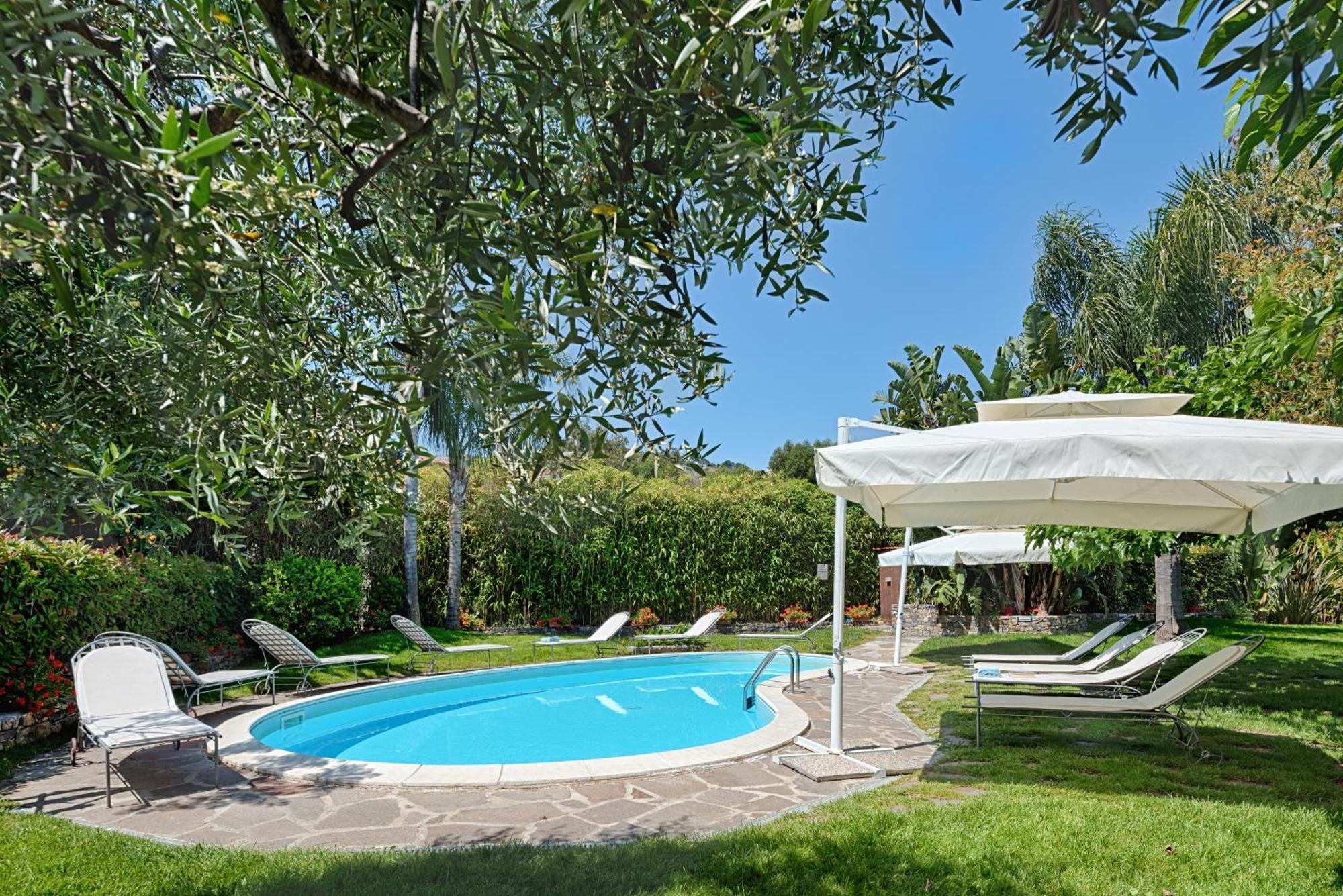 Casa Vacanze Nel Giardino Di Renzo Imperia Exterior foto